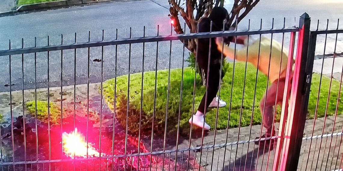 Piriápolis: cámaras de seguridad captaron el momento en que agredieron al conductor de un monopatín eléctrico
