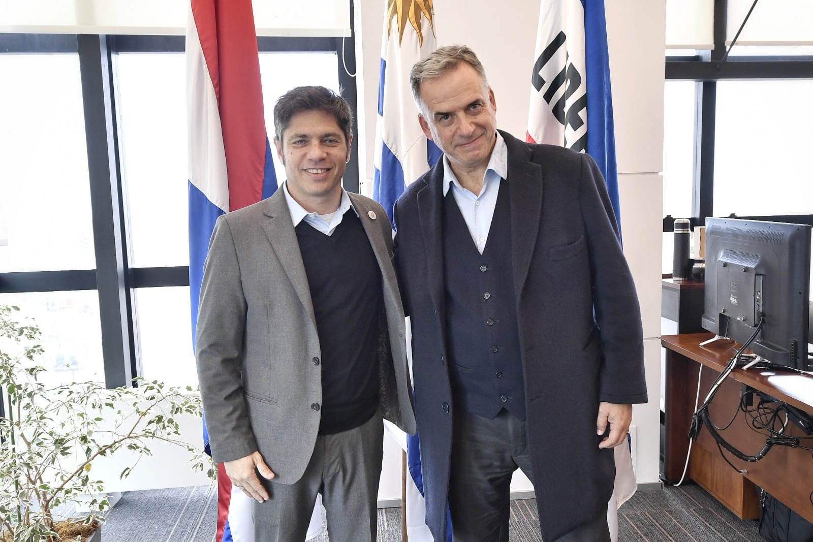 Kicillof se reunió con Yamandú Orsi en Montevideo antes del Congreso Panamericano