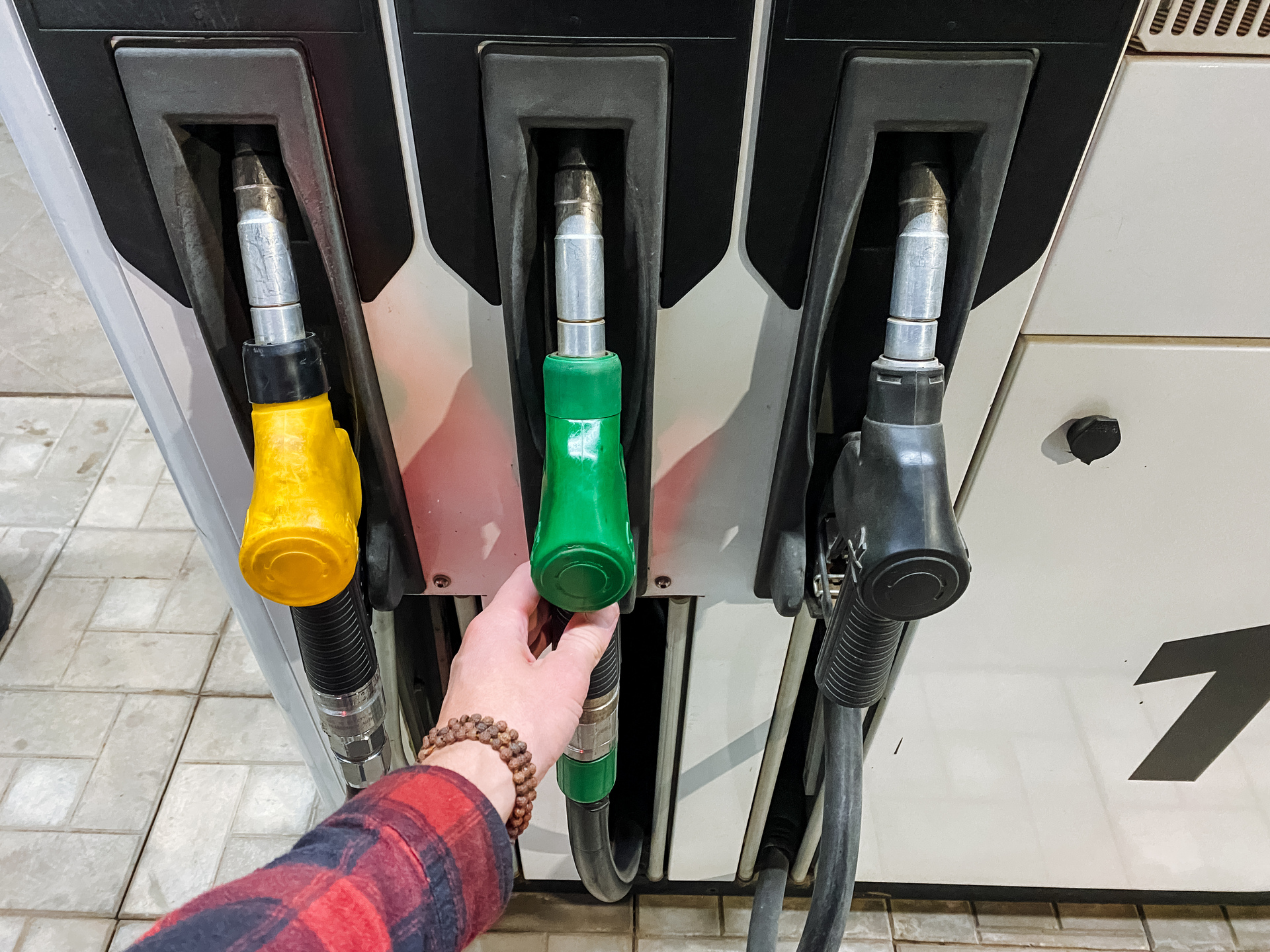 Informe de URSEA marca aumentos en precios de naftas y gasoil para septiembre