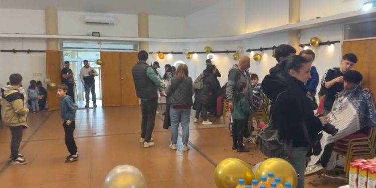 Peluqueros y barberos de Piriápolis y Pan de Azúcar ofrecieron cortes gratis por el Día del Niño y el alcalde Graña destacó el gesto