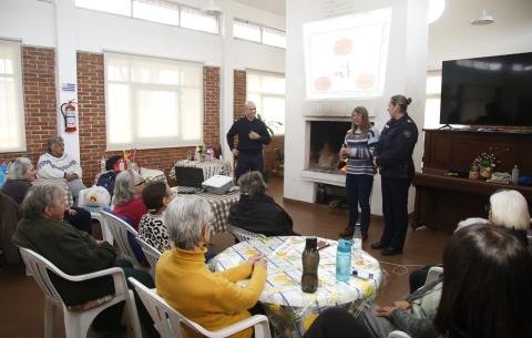 Cerca de 35 adultos mayores del Centro Diurno de Maldonado recibieron una charla sobre prevención de estafas
