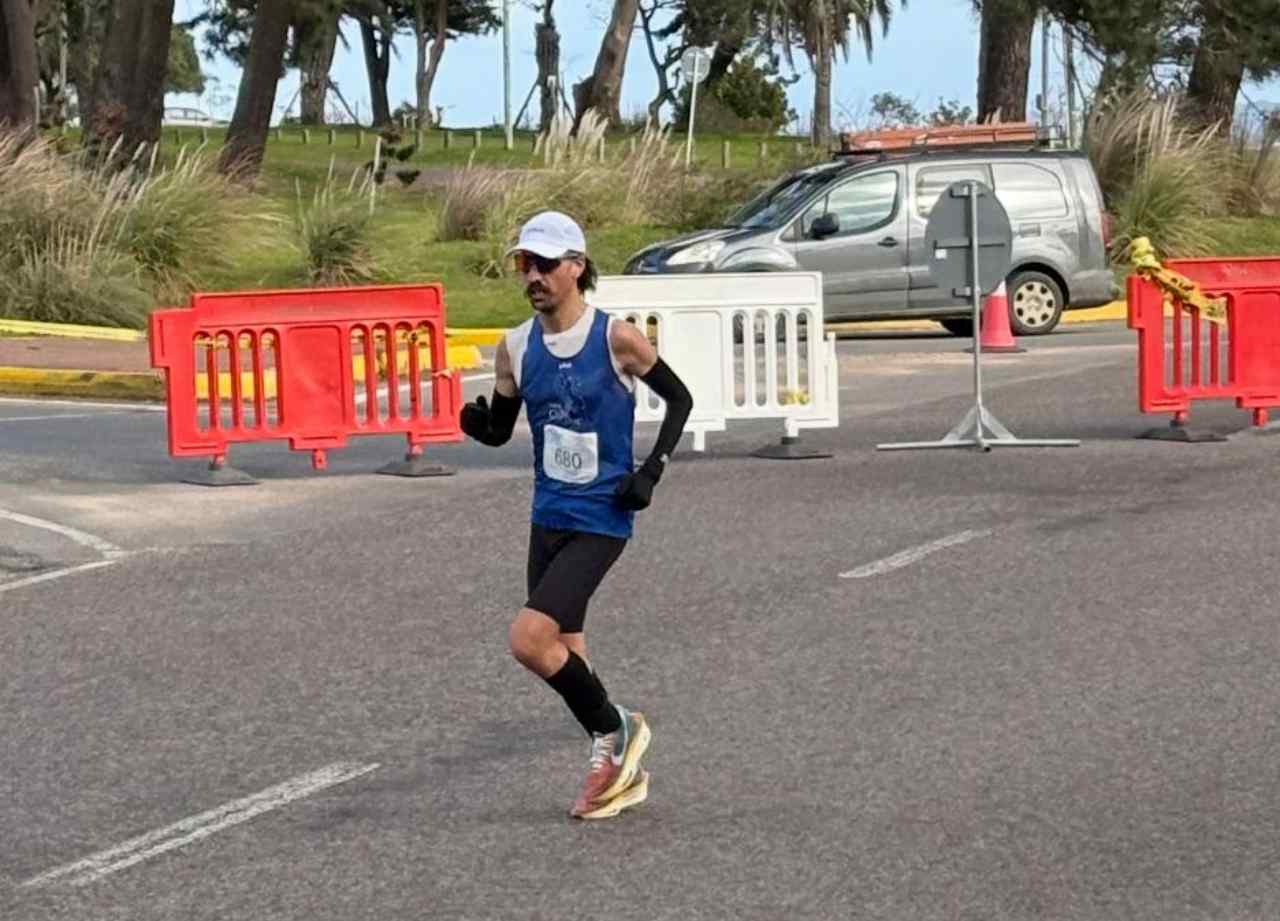 Facundo Flores, de Piriápolis, fue tercero en su categoría en la Maratón de Punta del Este