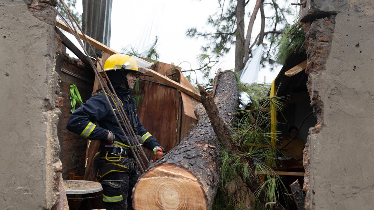 El Observador informa que más de 250 hogares de Salto fueron afectados por un temporal y que el Ministerio de Vivienda envió un equipo de trabajo
