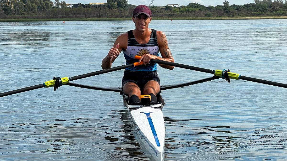 El remero uruguayo Felipe Kluver ganó su serie en el Mundial de remo de Ámsterdam y busca defender su título en single peso ligero
