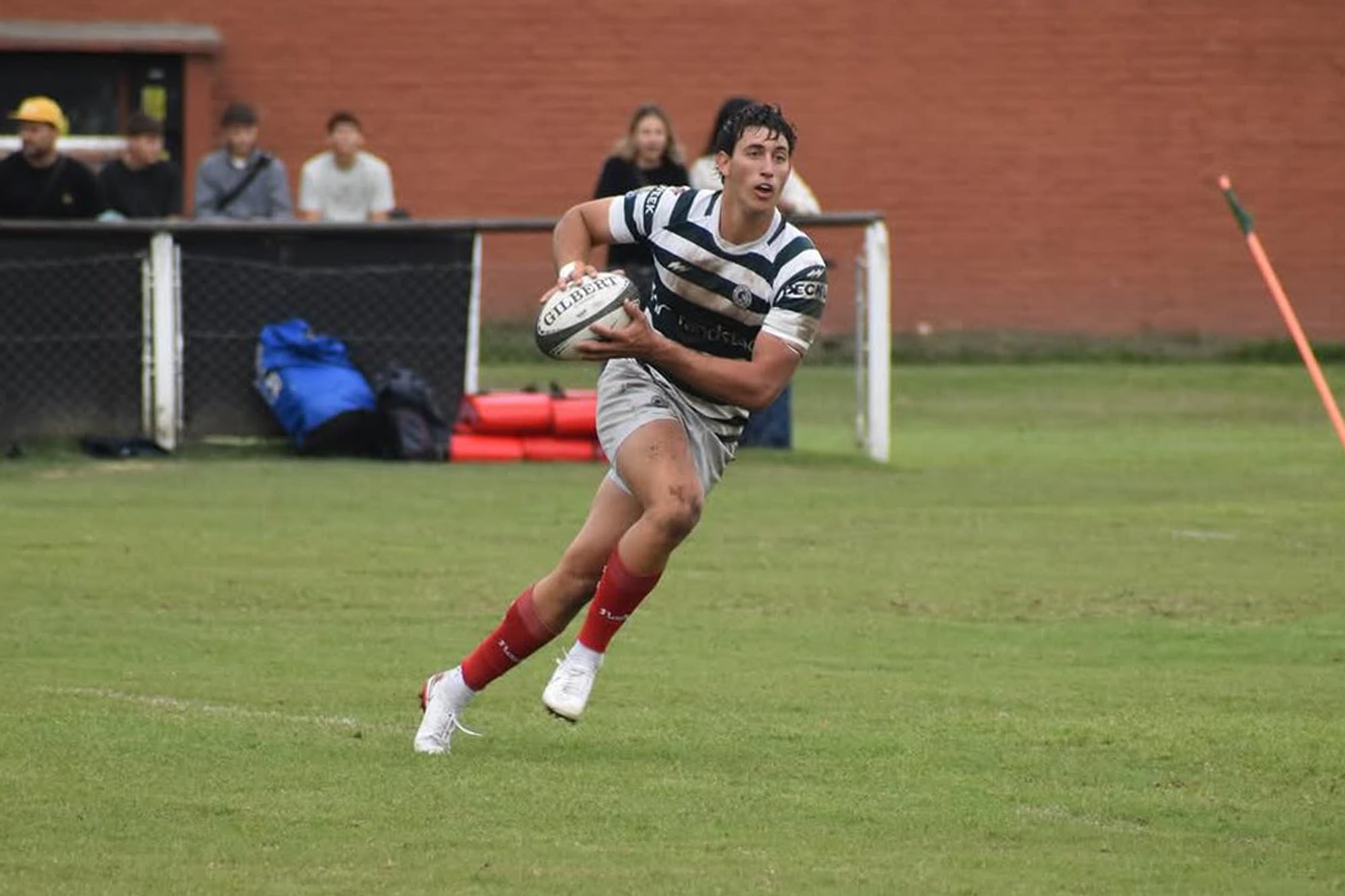 Jóvenes rugbiers argentinos completan su formación en Francia, en una tendencia que crece pese al recelo de la UAR