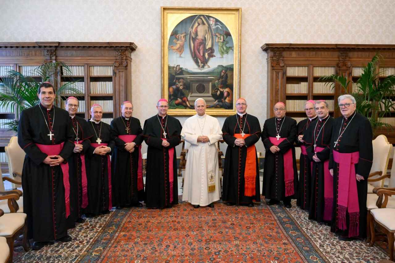 Monseñor Tróccoli y los obispos uruguayos entregaron al papa León XIV un documento con testimonios y dibujos de niños de todo el país