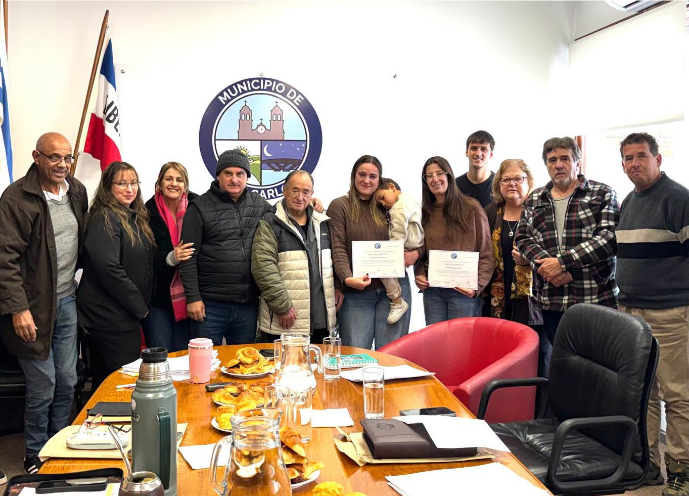 El Concejo Municipal de San Carlos reconoció a dos comerciantes que reanimaron a una vecina tras un paro cardiorrespiratorio