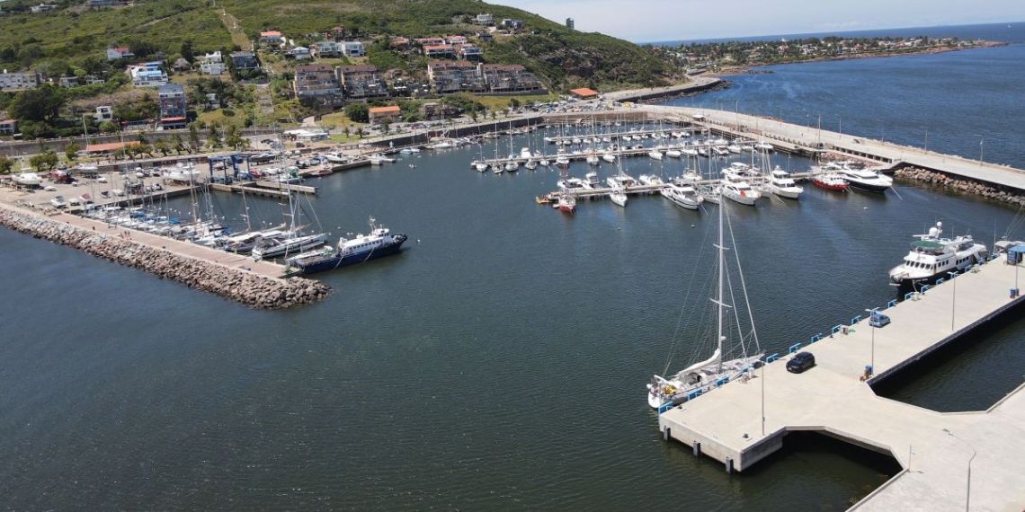 Reabren la escollera del Puerto de Piriápolis tras reparar 12 columnas de alumbrado