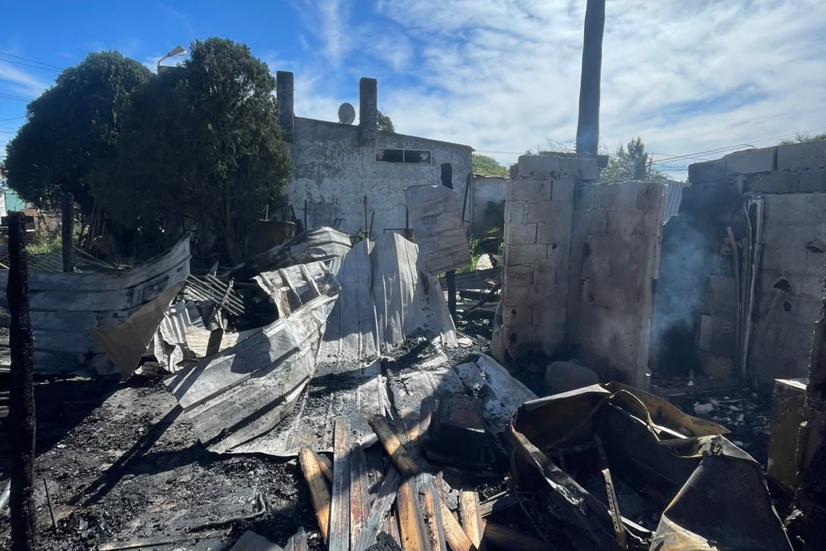 Tres familias del barrio Míguez perdieron todo en un incendio y piden ayuda