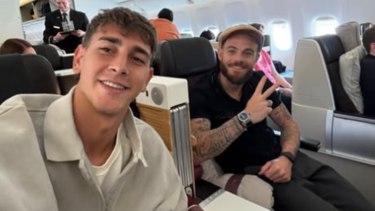 Rodríguez y Nández, dos ex Peñarol, se encontraron en el vuelo de la selección uruguaya rumbo a Tokio