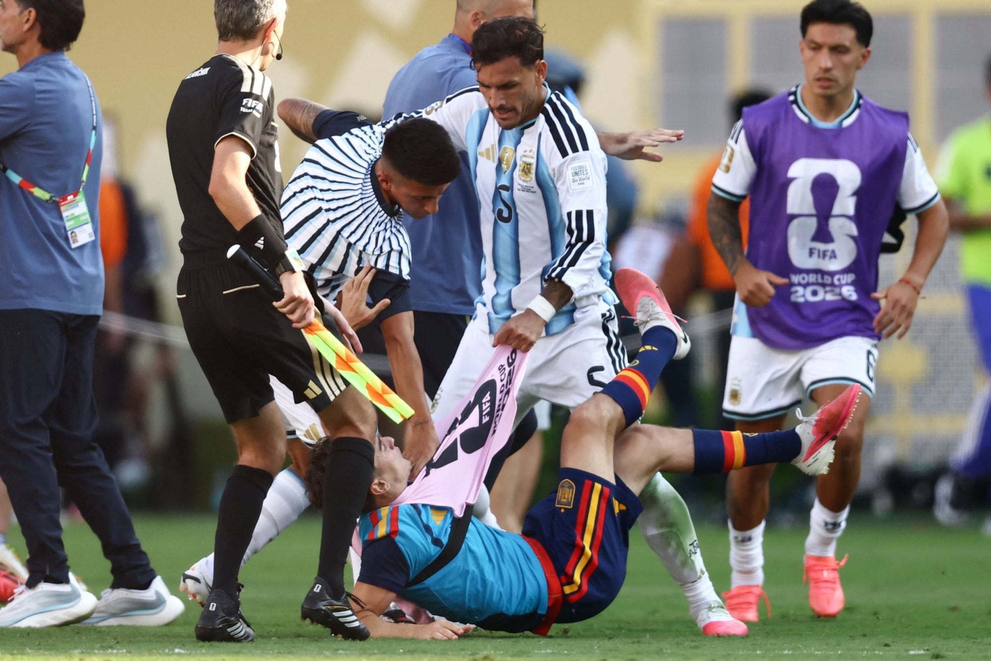 La FIFA castigó a la selección argentina: 10 partidos para Paredes, multas y reducción de aforo