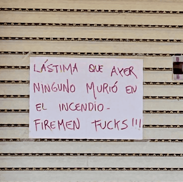Vecinos de San Carlos denuncian carteles ofensivos tras una tragedia familiar y agravios reiterados contra Bomberos