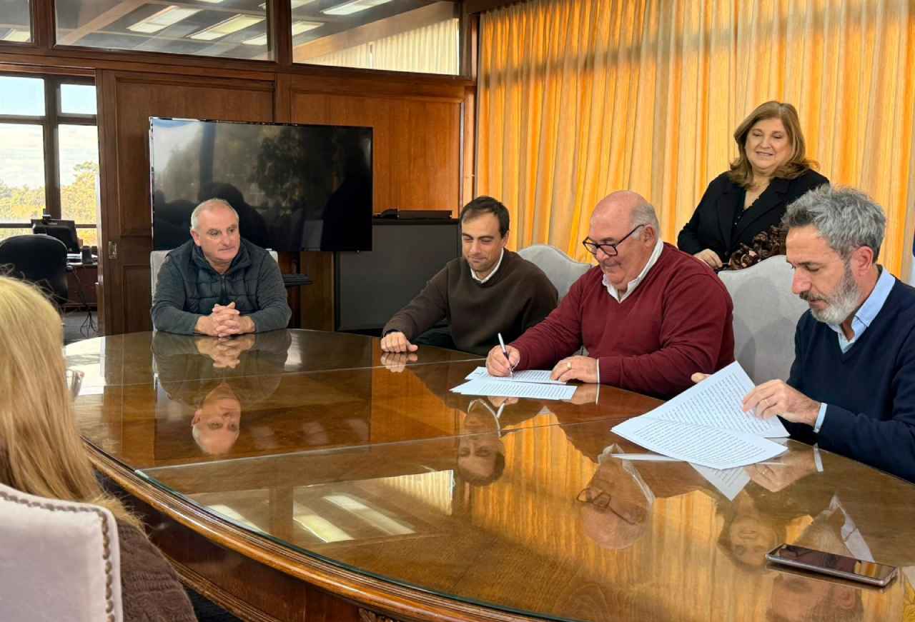 Abella firmó el contrato y arranca la obra del puente del Paso del Guerrero