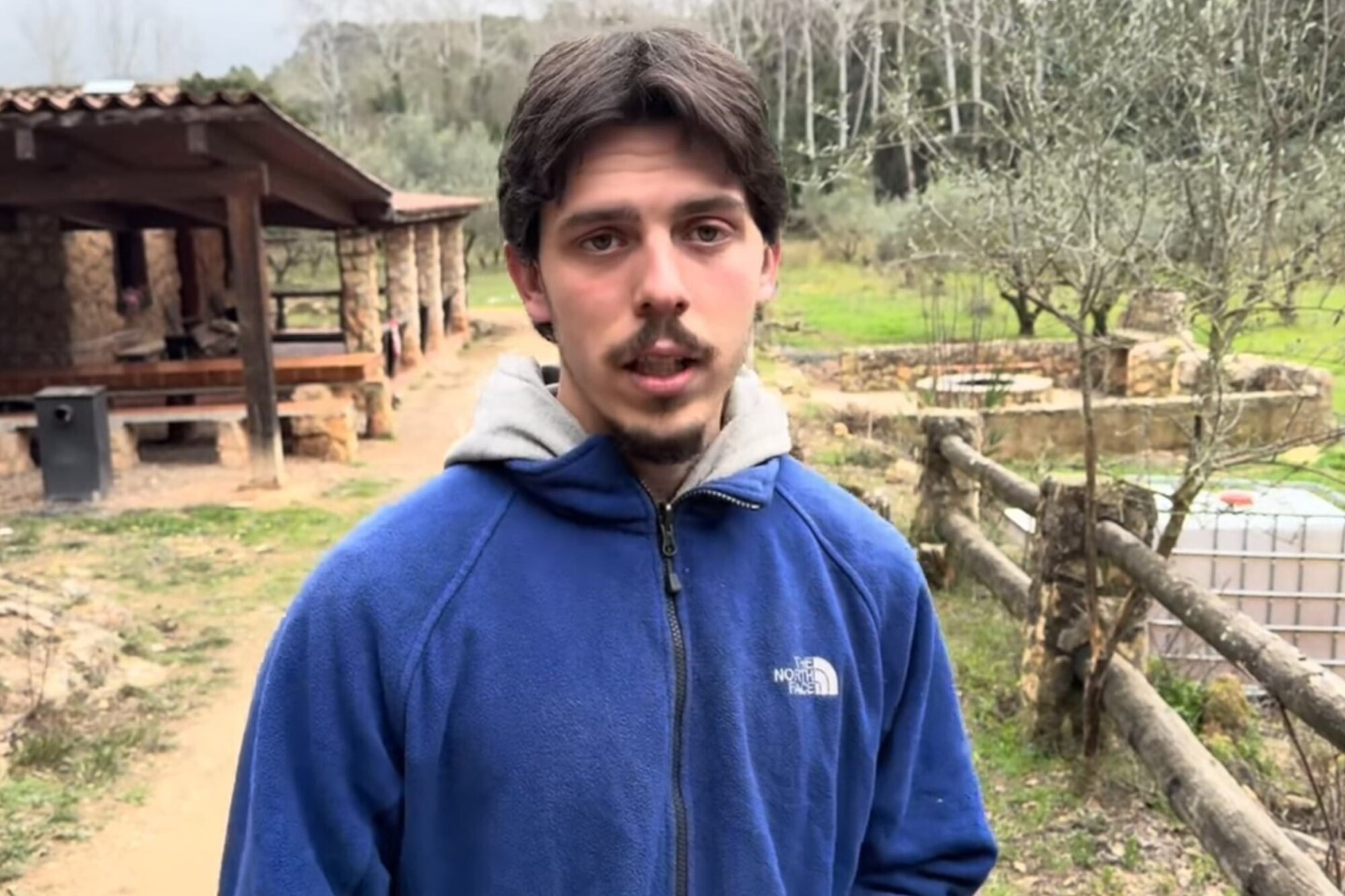 Iker, de 22 años, dejó la ciudad para vivir sin luz ni agua corriente en una casa entre montañas