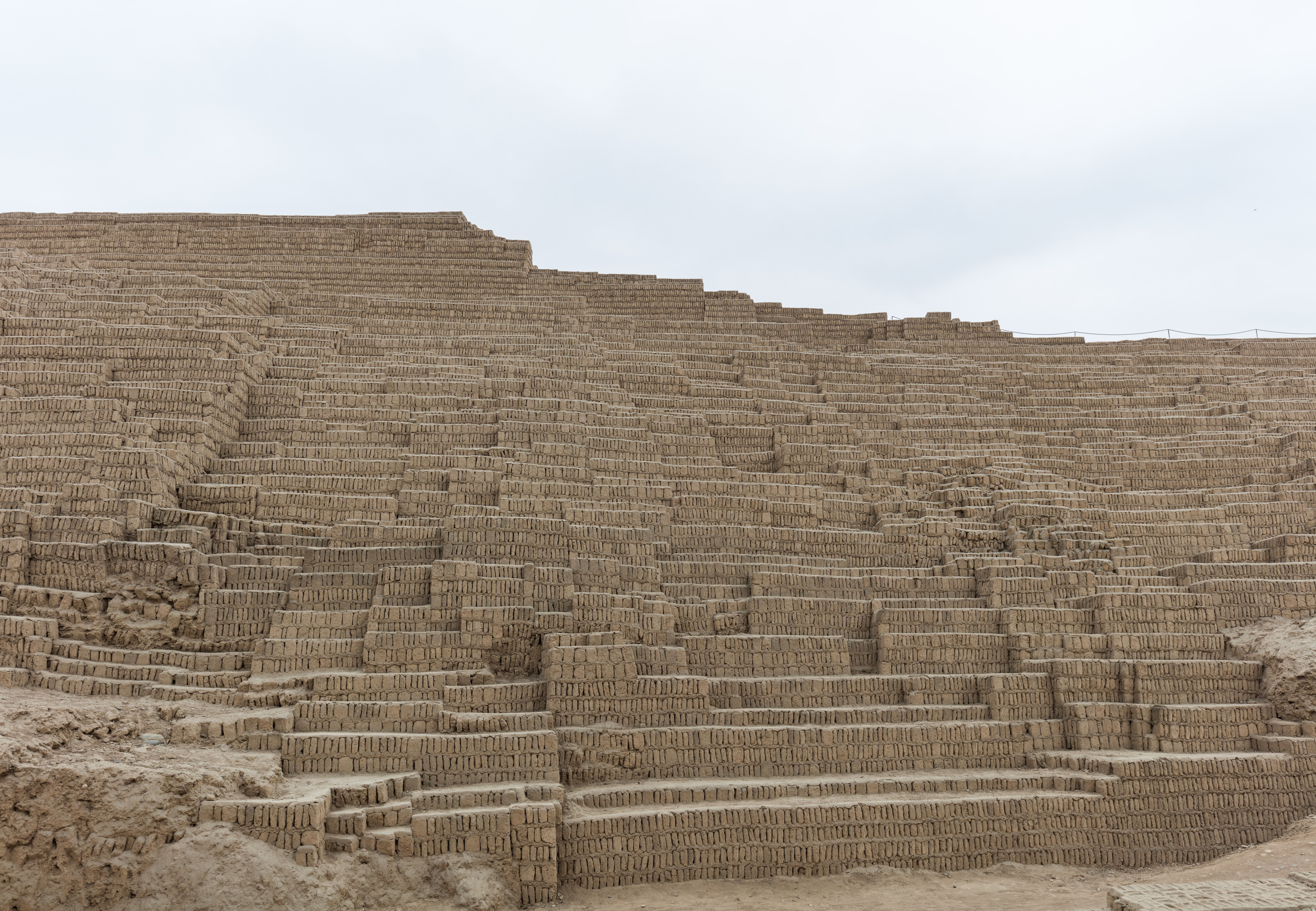 Hallan restos humanos de unos 1.400 años en la Huaca Pucllana, en Miraflores