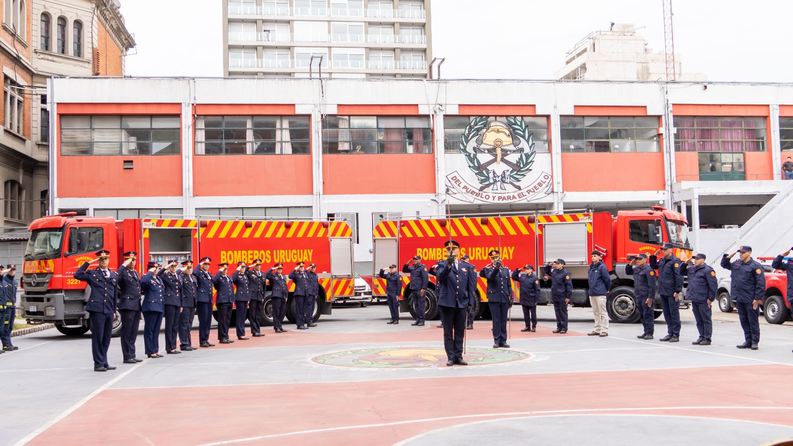 Reconocen a 31 bomberos de la Dirección Nacional por su misión humanitaria durante los incendios forestales en Chile