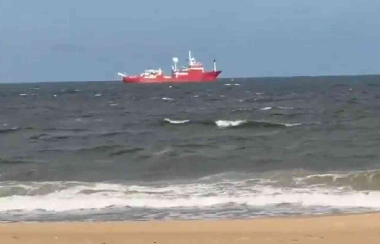 El buque Fugro Supporter busca frente a Playa Brava el punto de amarre de un cable submarino de 2.000 km entre Malvinas y Uruguay