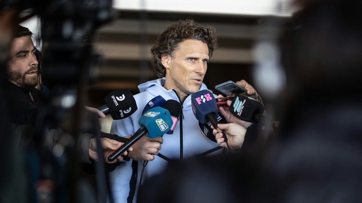 Forlán viaja a Japón para su debut como DT de la selección uruguaya y dice que la ausencia de Suárez "fue más una decisión de él"